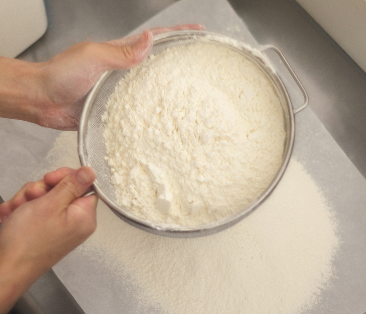 小麦粉をふるう