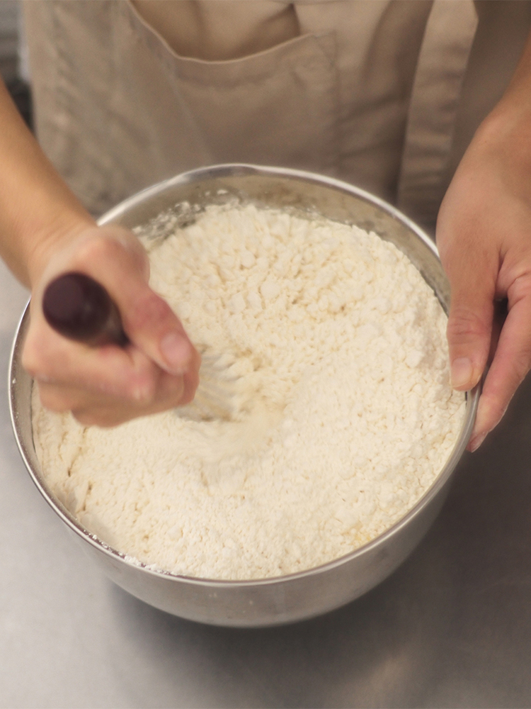 小麦粉を混ぜる手